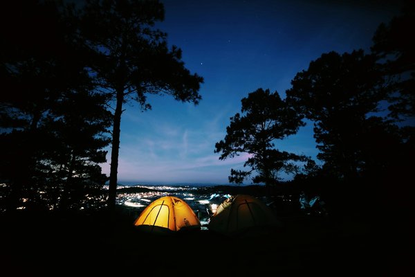 Discover captivating uk spots for immersive guided tours in the rich history of british glassmaking